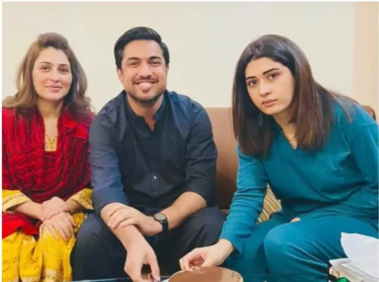 دو بیویوں کے ہمراہ شادی کی سالگرہ منانے پر اقرار الحسن سوشل میڈیا تنقید کی زد میں